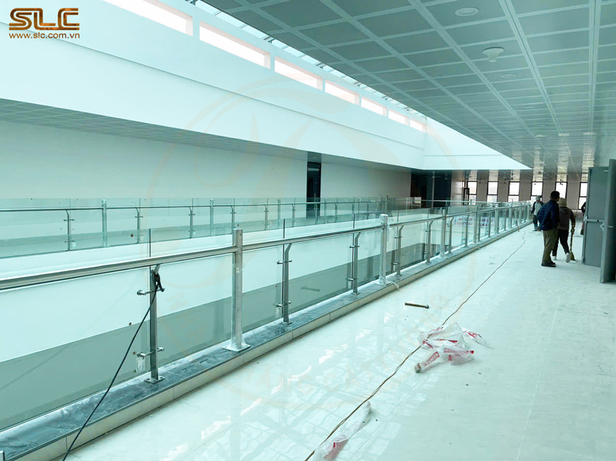 cong trinh dang thi công lan can kính